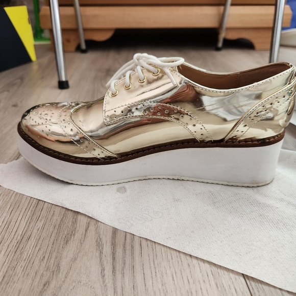Aldo Gold Metallic Platform Oxfords - Picture 2 of 4